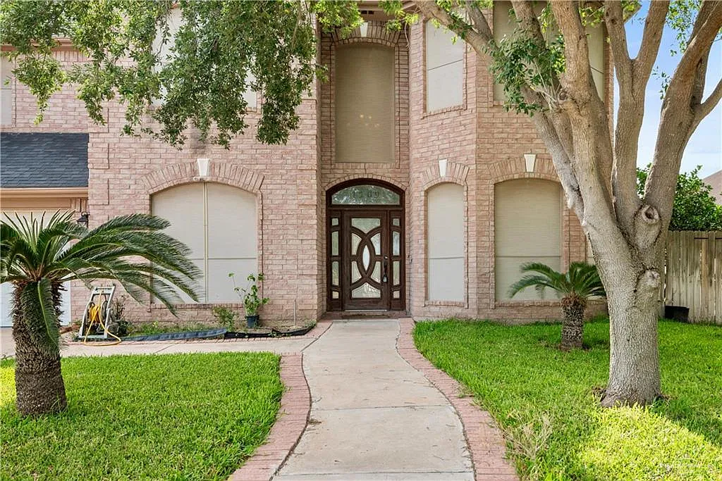 4 bed, 3.0 bath, 2700 sqft, $2,600 — Photo 2