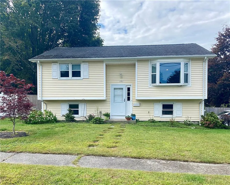 3 bed, 2.0 bath, 1714 sqft, $3,200 — Photo 1