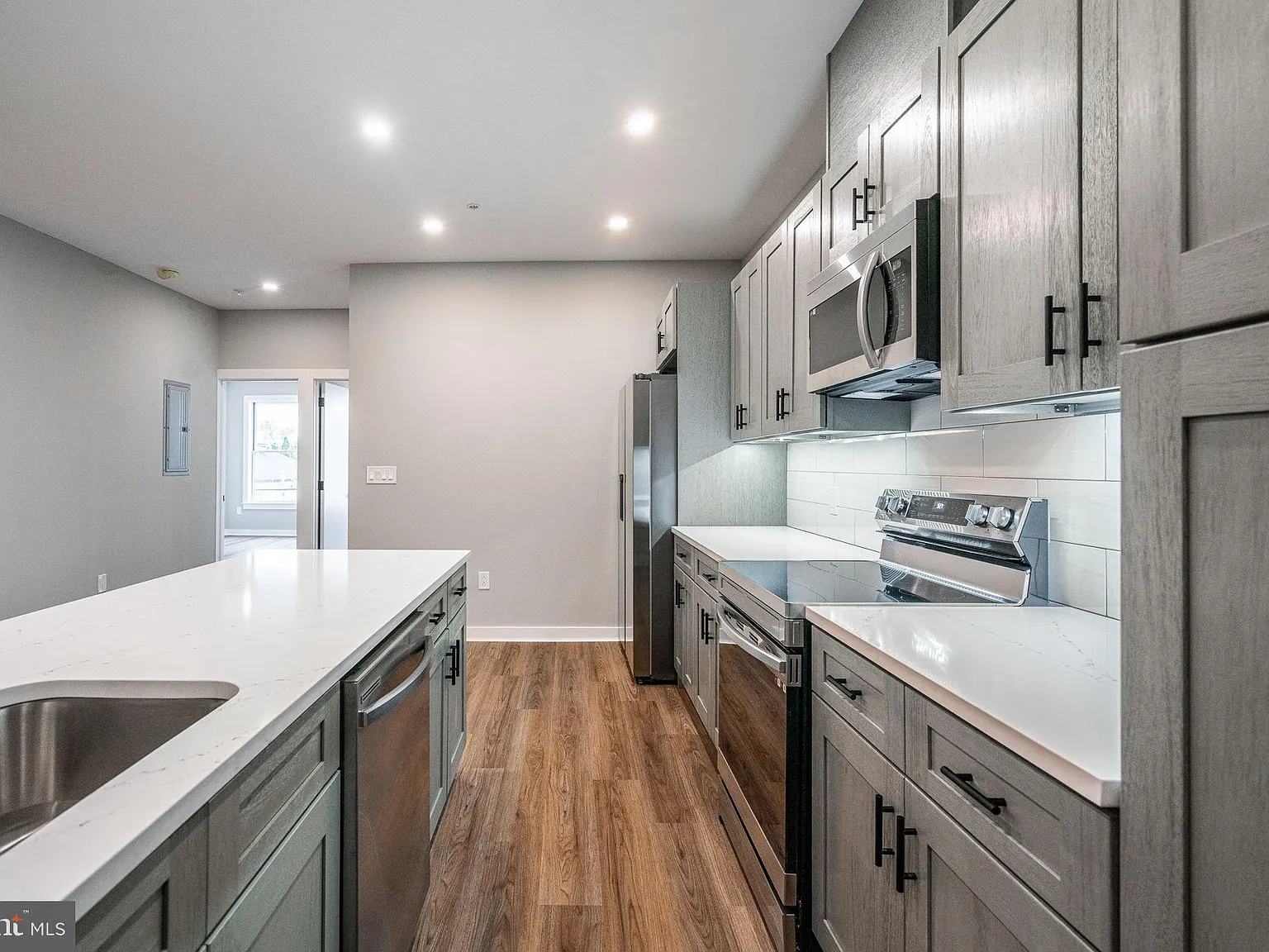 2 bed, 900 sqft, $3,200 — Photo 4