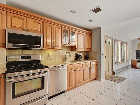 4th image of 25 Cypress St