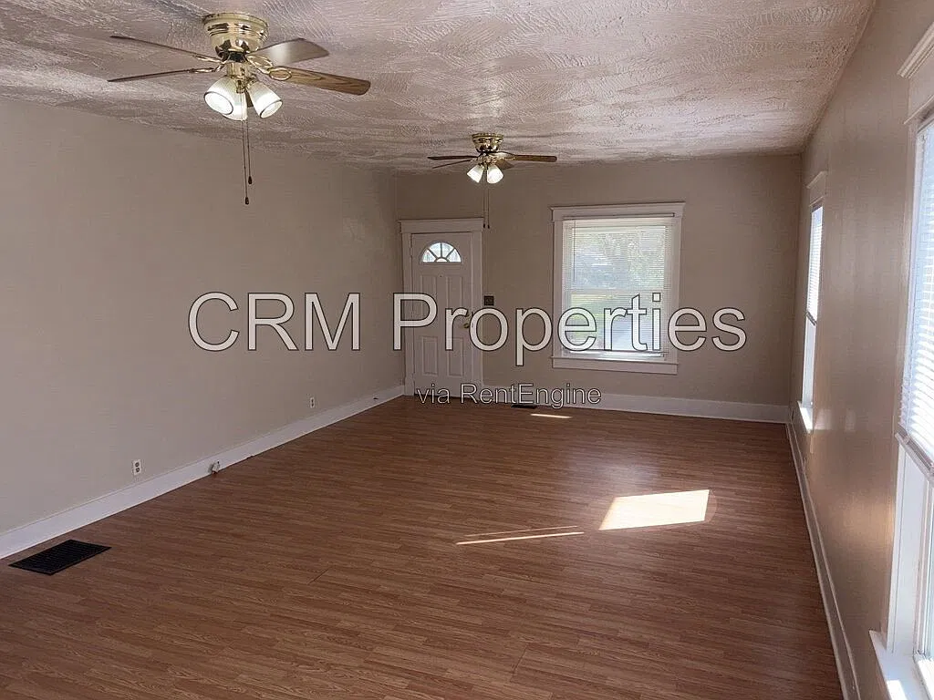 3 bed, 1.5 bath, 1223 sqft, $1,050 — Photo 4