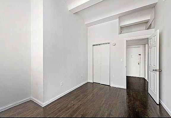 4th image of 220 Park Ave S #6