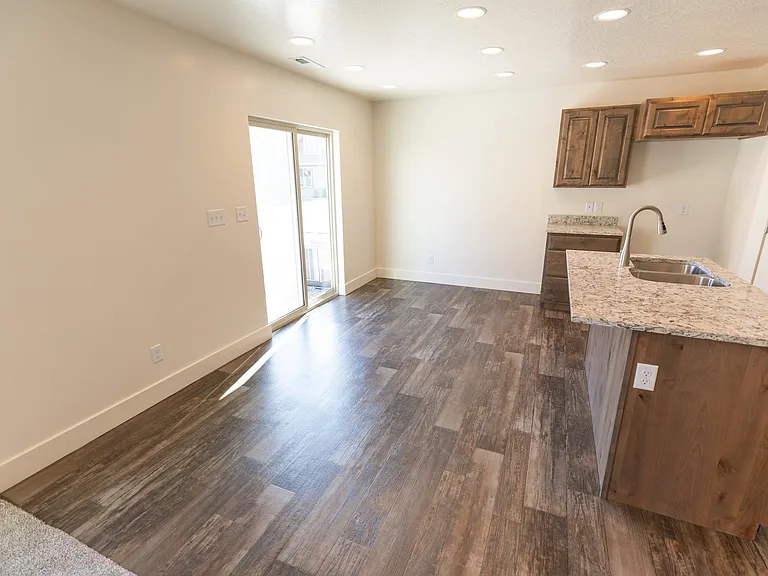 577 S 340 W — Photo 2