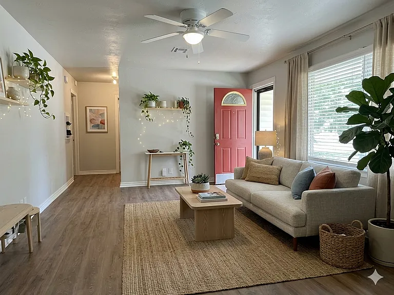 1027 W Apache St — Photo 2