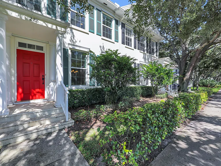 228 Murray Ct — Photo 2