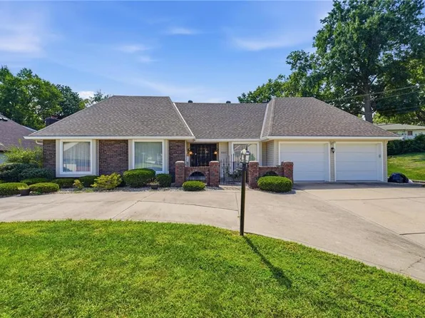 8001 Walker Ave, Kansas City, KS 66112