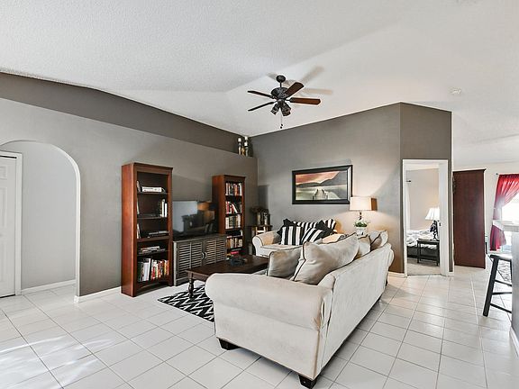 3rd image of 142 Monterey Oaks Dr