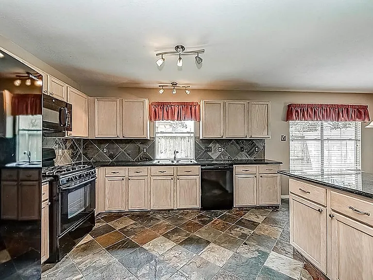2910 Huntington Way — Photo 9