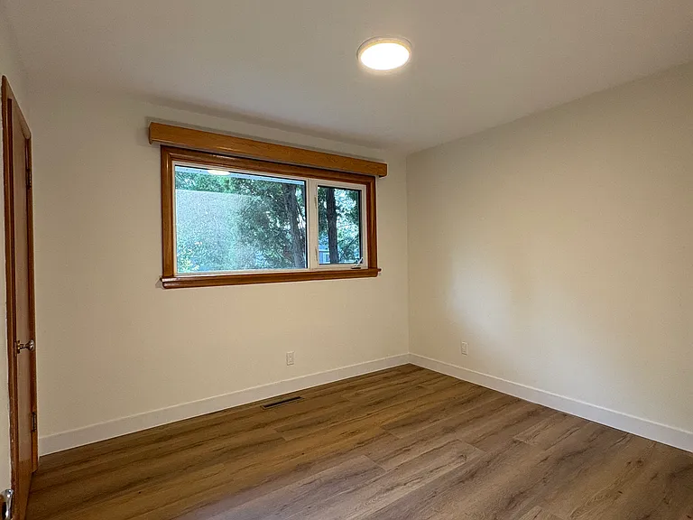 211 Strathmillan Rd — Photo 6