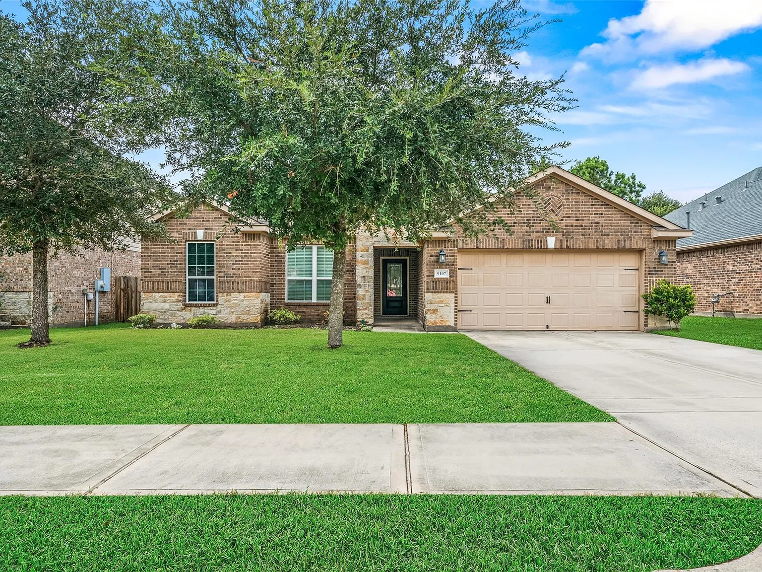 4 bed, 2.0 bath, 2116 sqft, $2,200 — Photo 2