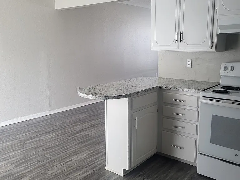 1704 Warren Dr — Photo 13