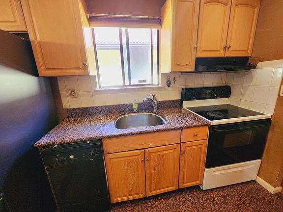 5th image of 17 Granada Cres APT 9