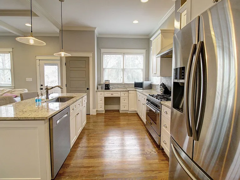 223 Elizabeth St — Photo 11