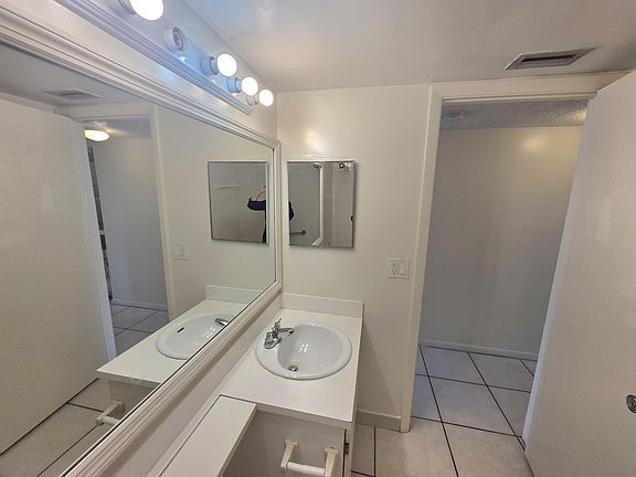 5th image of 203 Foxtail Dr APT B3