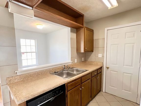 3rd image of 285 Kendale St