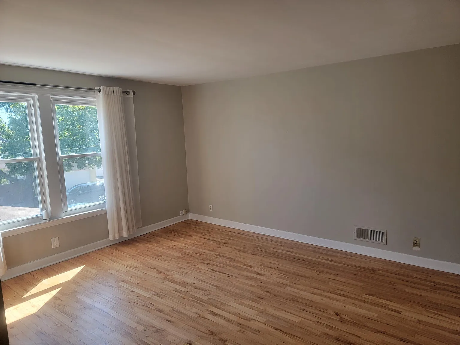 2 bed, 900 sqft, $1,750 — Photo 2
