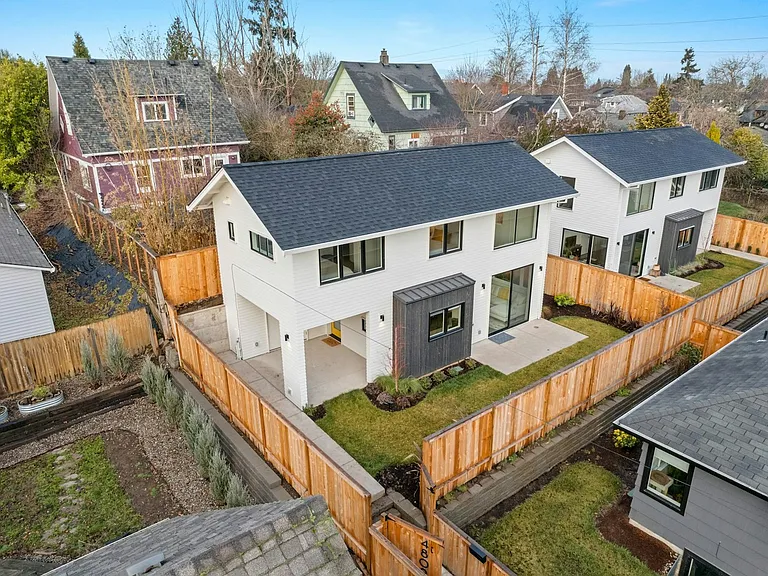 4809 N Kerby Ave — Photo 2