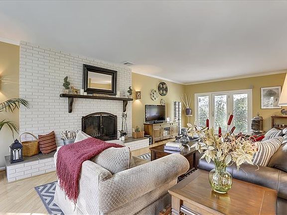 4th image of 893 Holly Dr W