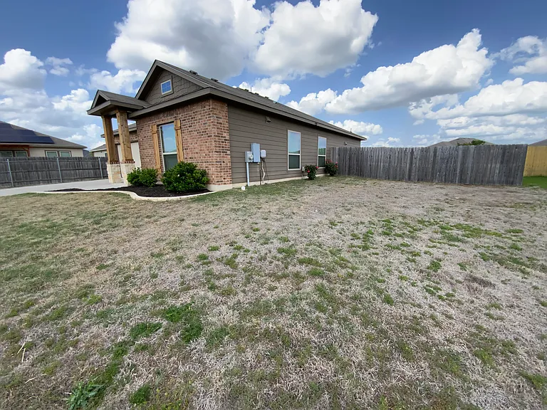 1049 Lakeway Crossing Dr — Photo 2