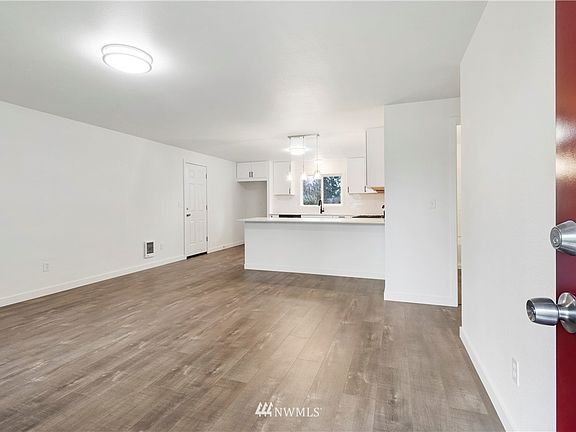 4th image of 1214 Thurston Ct NW
