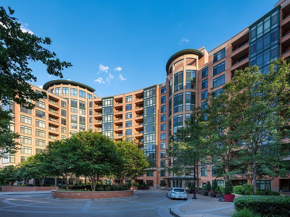 1st image of 2183 N Fairfax Dr #11