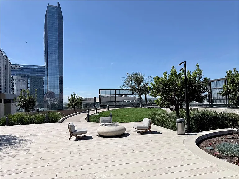 889 Francisco — Photo 12