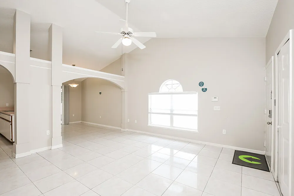 3 bed, 2.0 bath, 1208 sqft, $2,130 — Photo 4