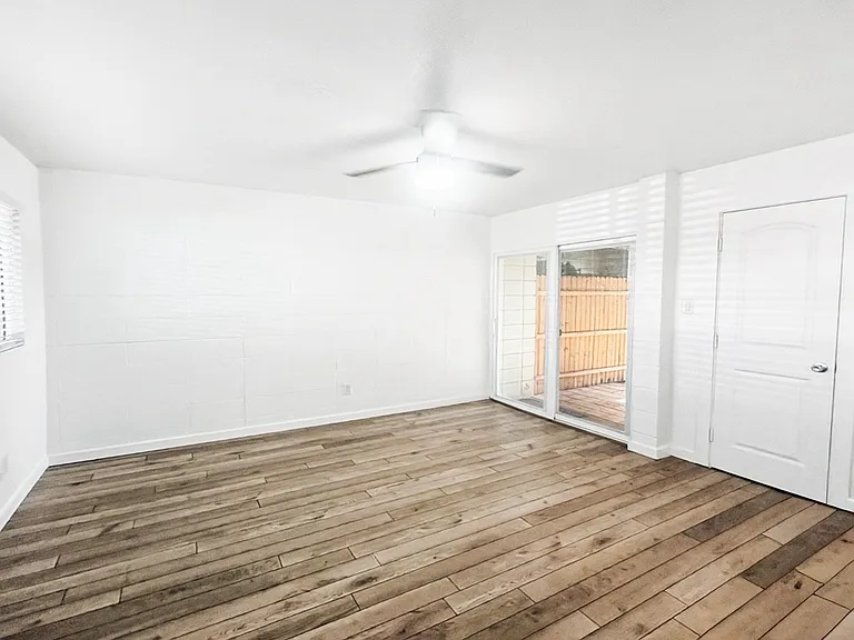 1911 E Amelia Ave #7 — Photo 7