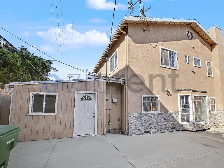 233 S Benton Way — Photo 3