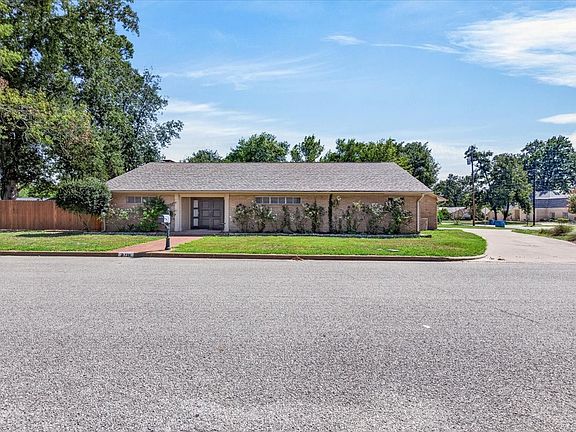 2nd image of 726 Mulberry Dr