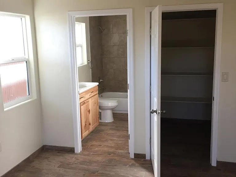 830 E 8th St #2 — Photo 8