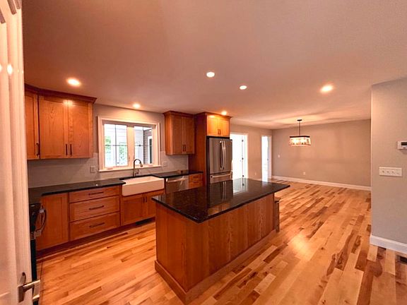 4th image of 25 Edgewater Drive