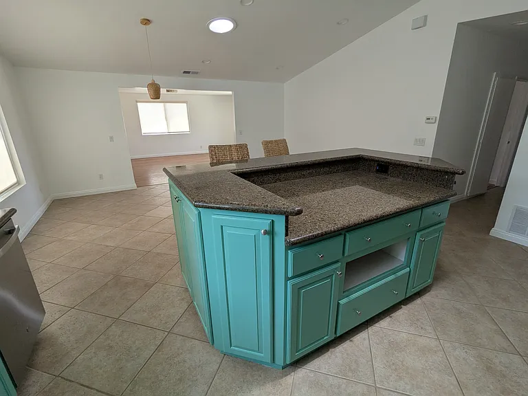 817 Hickory Ct — Photo 4