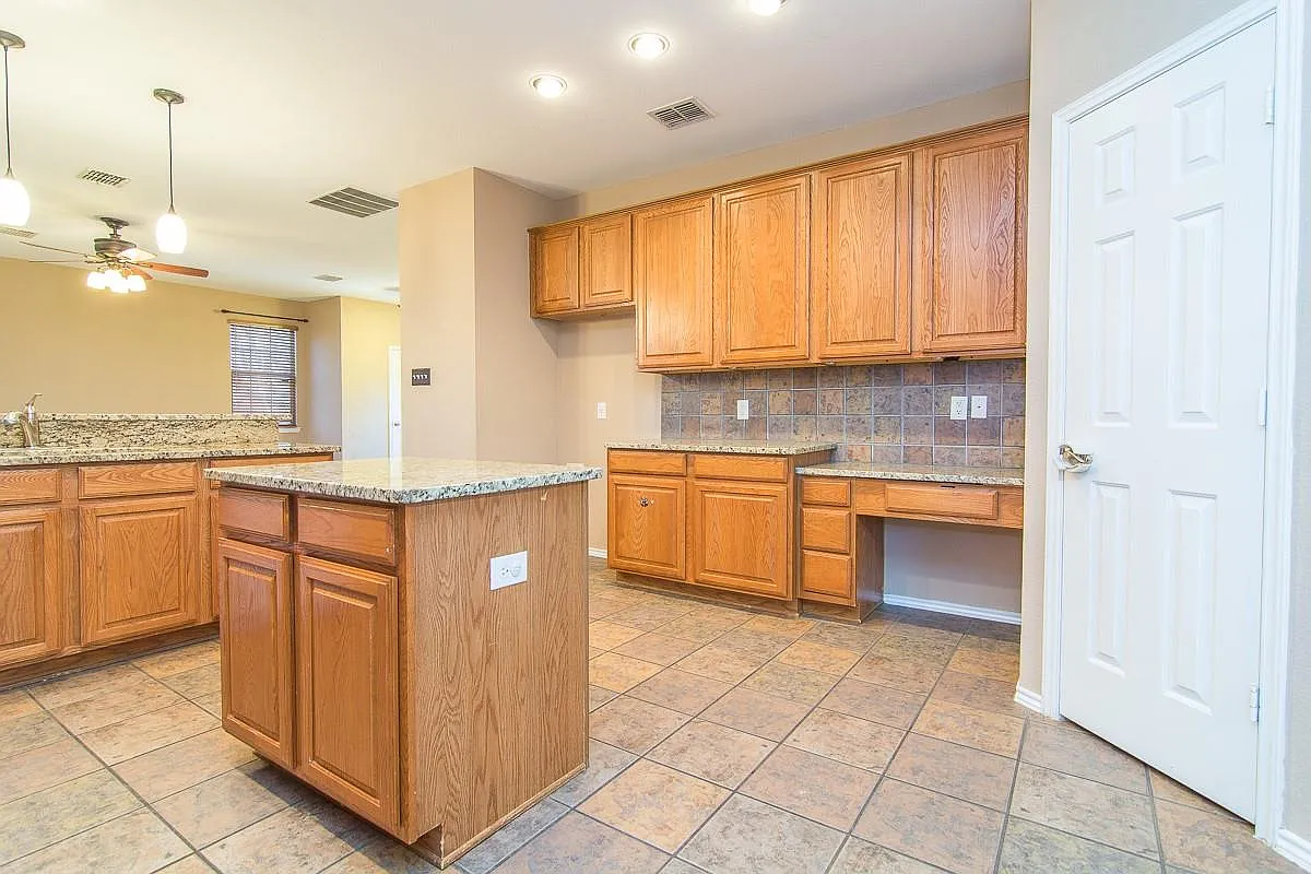 4 bed, 2.5 bath, 2580 sqft, $2,800 — Photo 2