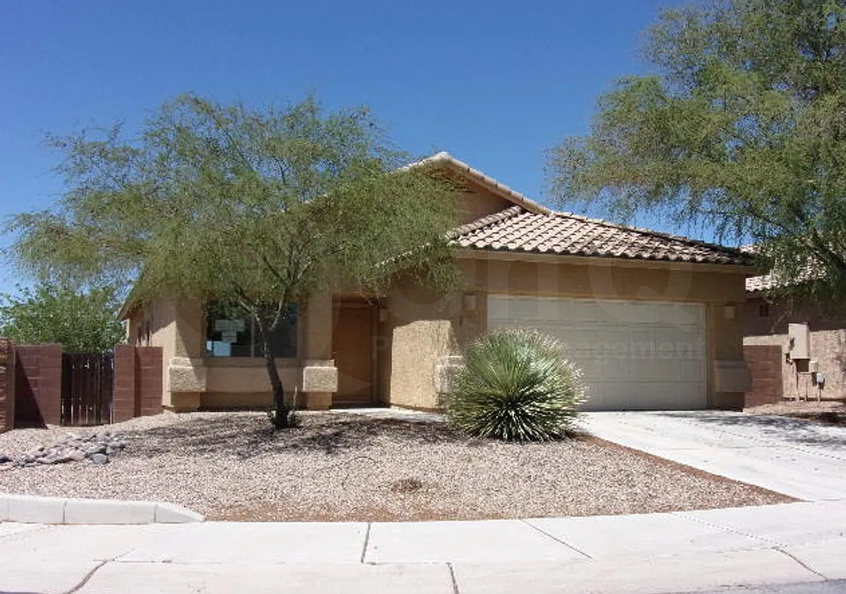 4 bed, 2.0 bath, 1660 sqft, $2,149 — Photo 2