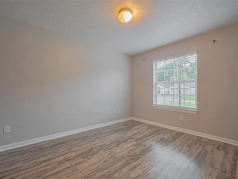5009 Willow Point Dr — Photo 2