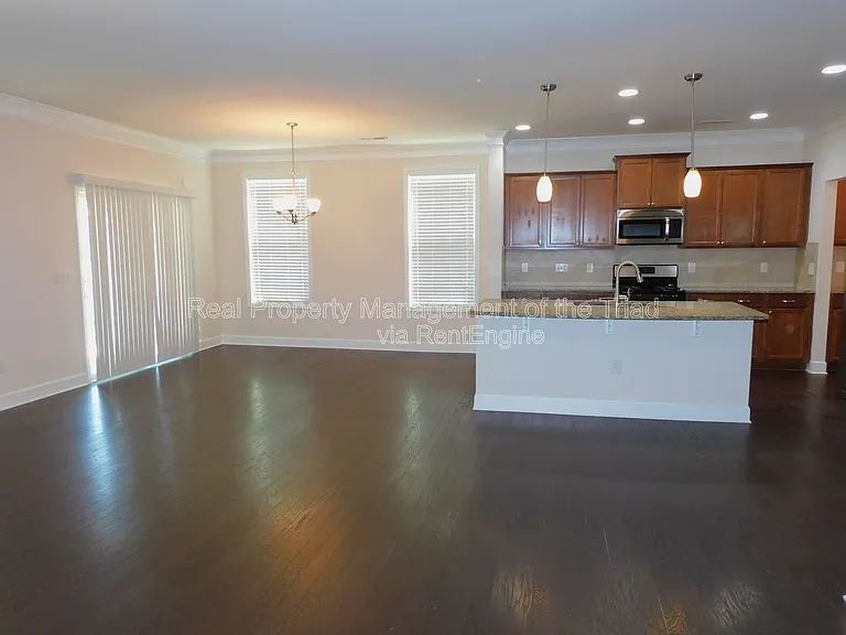 1427 Sawyer Ave — Photo 2