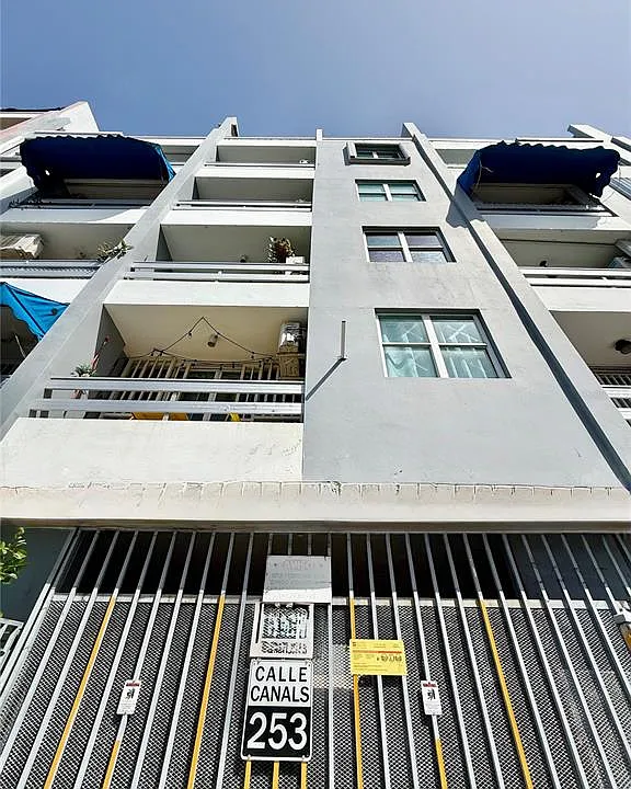 253 Calle Canals #305