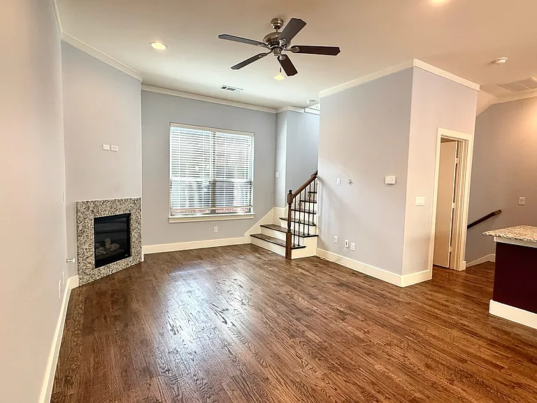 5875 Ross Ave #4 — Photo 2