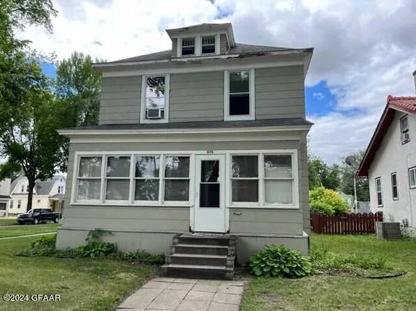403 N 5th St, Grand Forks, ND 58203