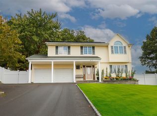 25 Glacier Dr, Smithtown, NY 11787