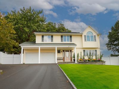 25 Glacier Drive, Smithtown, NY, 11787