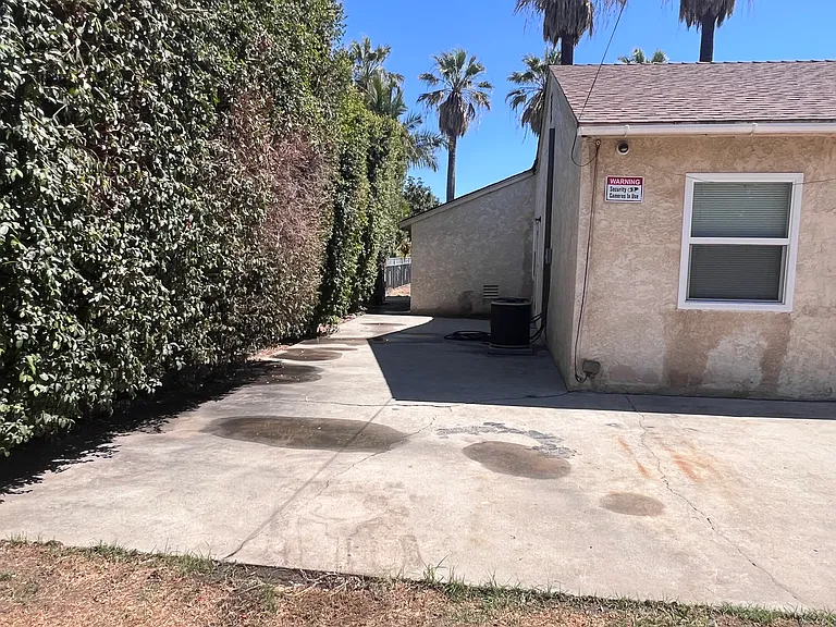 915 E Wingate St — Photo 24