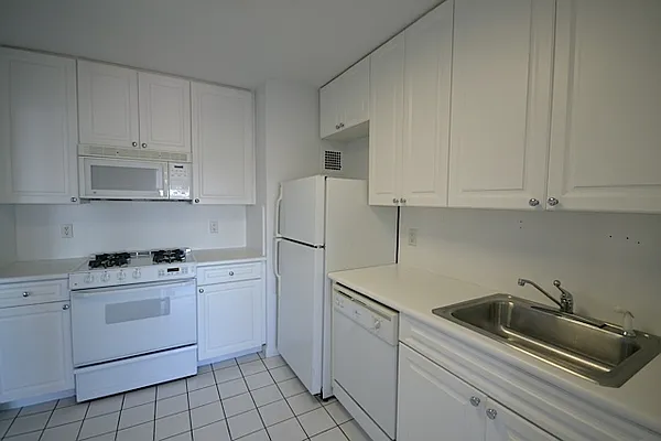 Rented by Olnick Organization | media 10