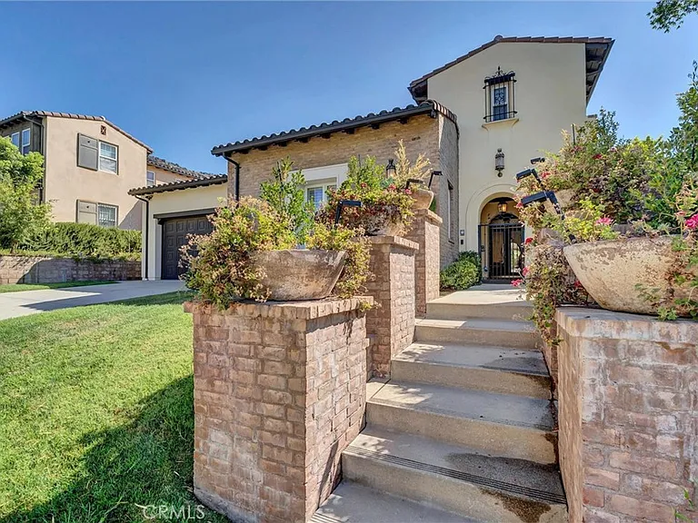 510 E Viewcrest Dr — Photo 1