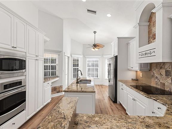 4th image of 27041 Enclave DR