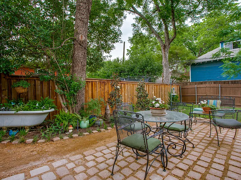 216 N Waverly Dr — Photo 35