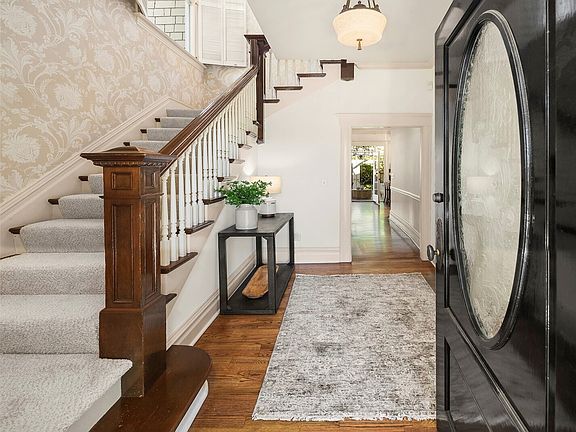 3rd image of 1906 10th Avenue E