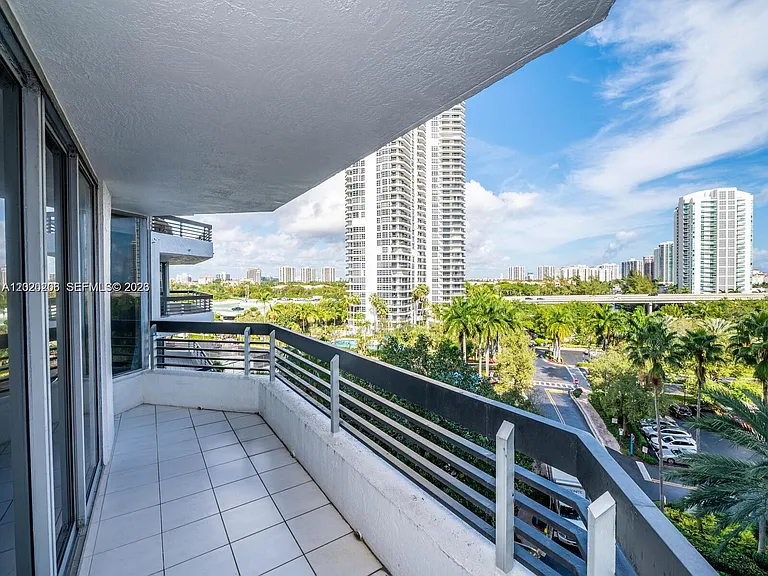 3600 Mystic Pointe Dr #808 — Photo 4
