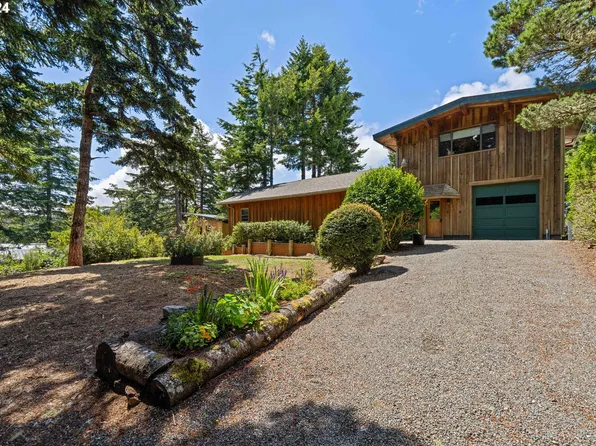 47256 Lakes End Dr, Langlois, OR 97450